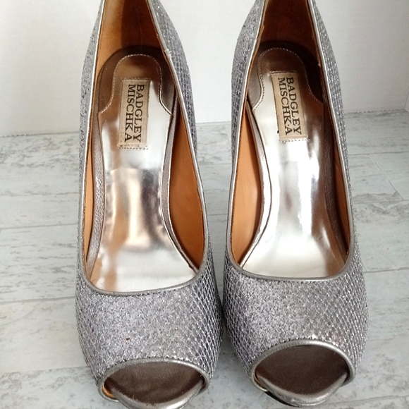 Excellent Used Pair Of Badgley Mischka Humbie II Silver Peep Toe Heels Size 7.5 - Picture 4 of 7